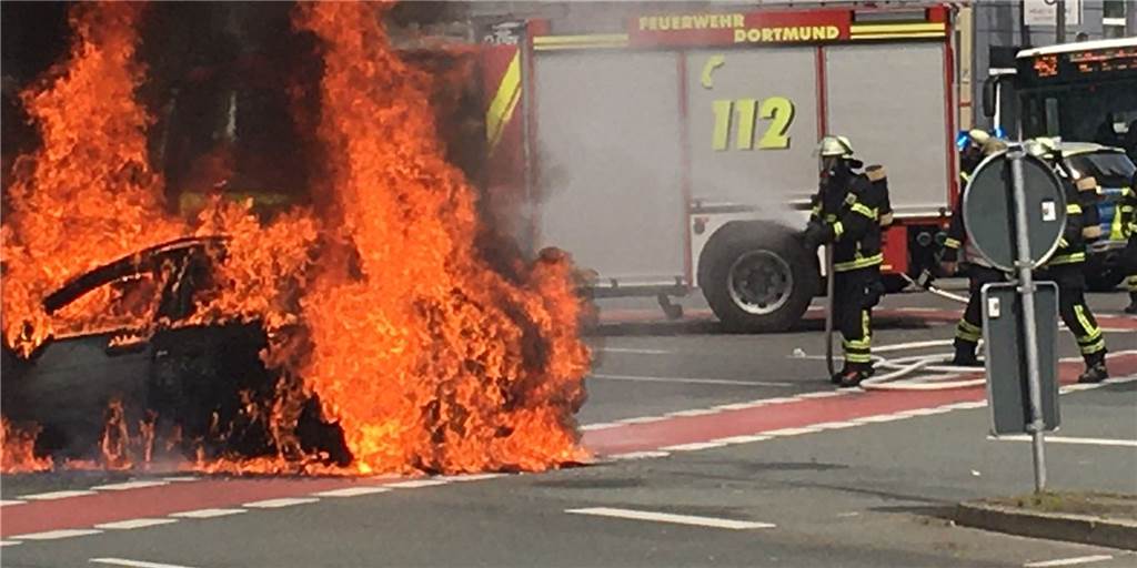 Auto brannte in Dortmunder Innenstadt – Straße ist beschädigt Mitten auf einer belebten Kreuzung in der Dortmunder Innenstadt ist ein Auto in Flammen aufgegangen.