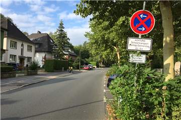 Mitten durch das ruhige Wohnviertel werden wöchentlich zehn Schwertransporte geleitet. Die Bewohner scheint es nicht sonderlich zu stören.