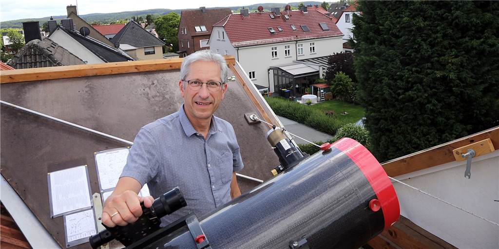 Dr. Wolfgang Strickling fotografiert beeindruckende Naturereignisse in Haltern Mitten im Dach beobachtet Dr. Wolfgang Strickling mit einem Teleskop die Sterne.