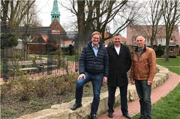 Mitten im Dorfpark, der "grünen Oase" Ottensteins (v.l.): Thomas Lefering (Vorsitzender des Vereins zur Förderung der Dorfgemeinschaft), Frank Lefering (Vorsitzender des FC Ottenstein) und Ortsvorsteher Karl-Heinz Terbrack.