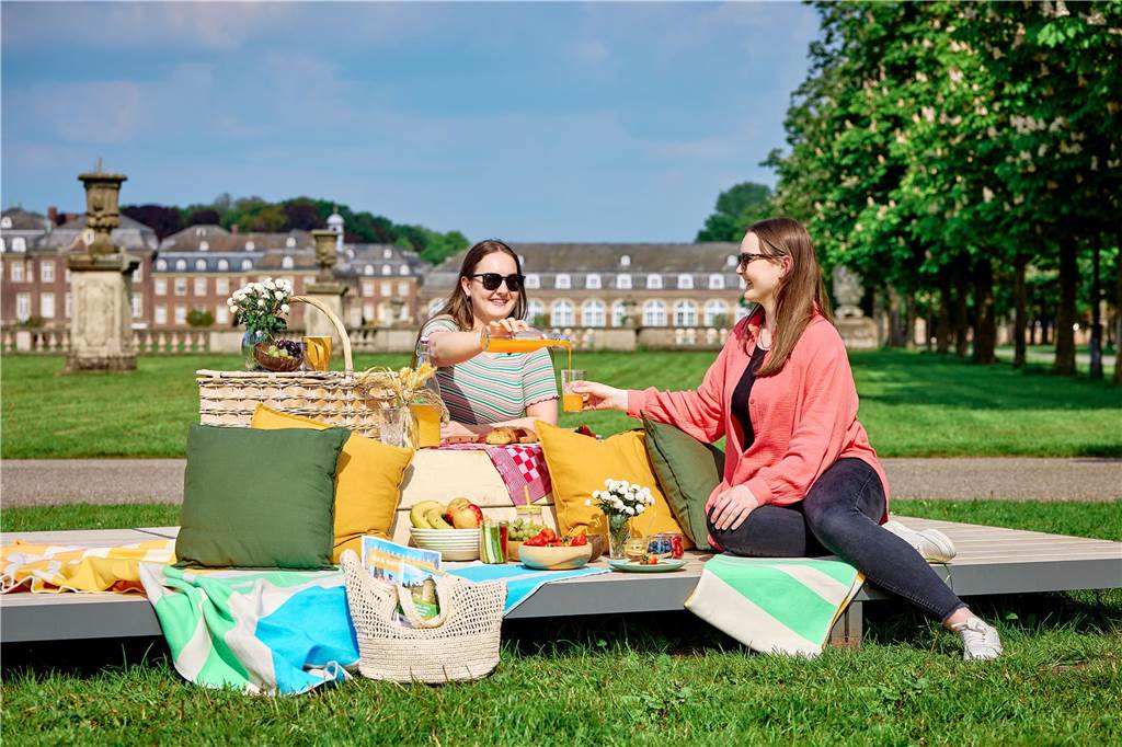 Mitten im Grünen mit Blick aufs "Westfälische Versailles": Auf der Picknickplattform macht eine ausgiebige Pause besonders Spaß.