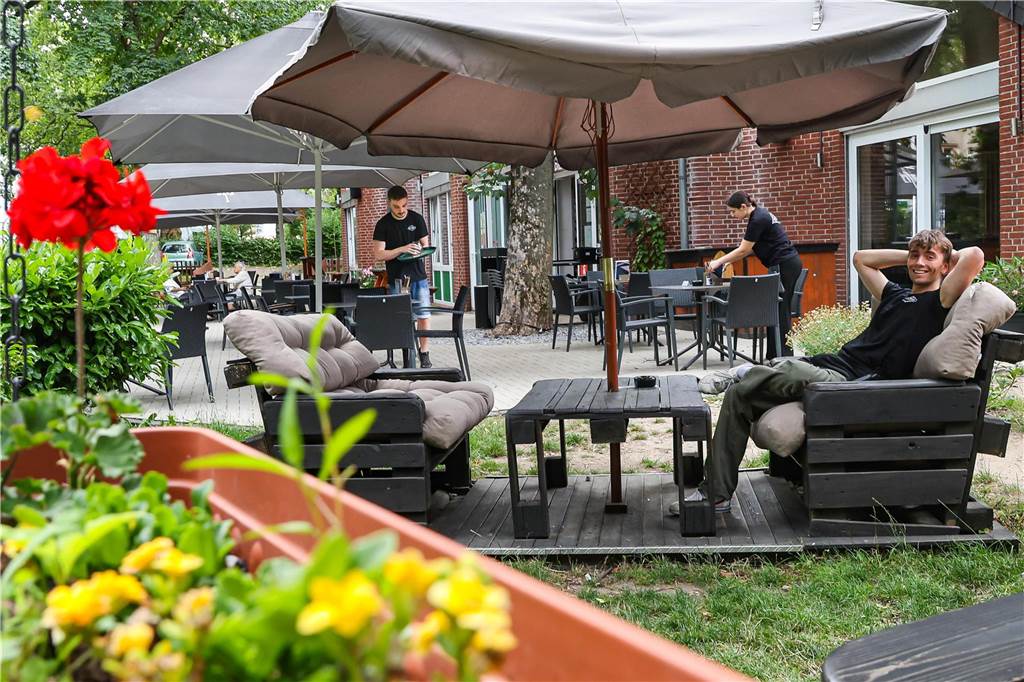 Craft-Biere, orientalisches Essen und viel Grün: Das „Biercafé West“ im Check Terrasse des "Biercafés West"
