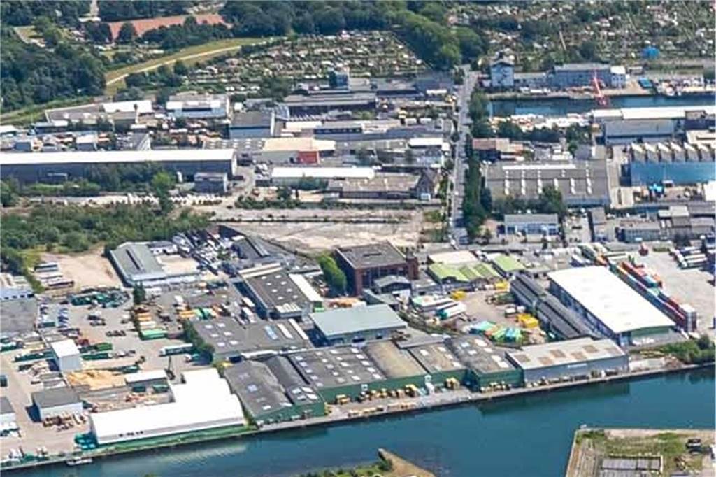 Millioneninvestition am Hafen: Dopark baut „Autohof light“ für Lkw-Fahrer Mitten im Hafen liegt das freie Grundstück (Bildmitte), das nun zum „Autohof light“ werden soll.