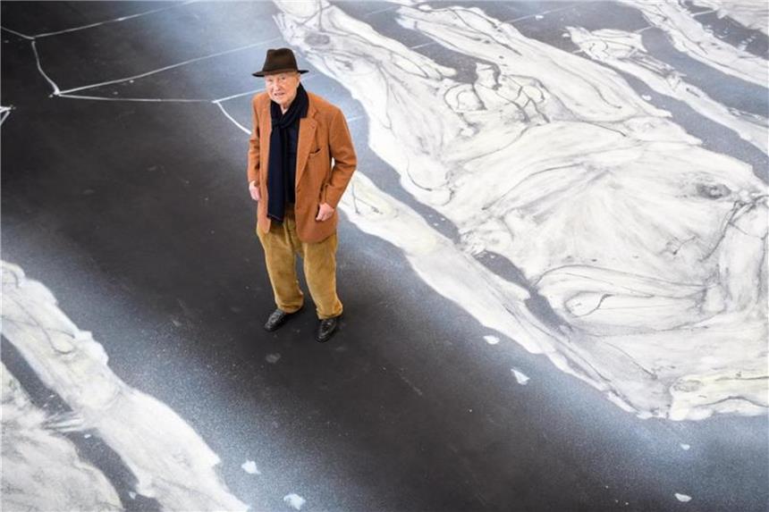 Mitten im Kunstwerk: Georg Baselitz auf einem etwa 20x10 Meter großen Bühnenhintergrund der Wagner-Oper „Parsifal“. Foto: Matthias Balk