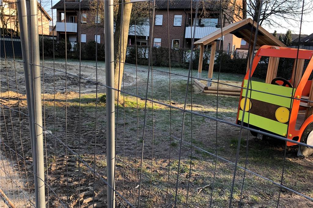 Stadt Olfen gibt sechsstelligen Betrag für neue Spielgeräte aus Mitten im Umbau steckt der Spielplatz am Springenkamp. Ein Spielbus und ein Sandkasten für kleine Kinder sind bereits neu aufgestellt, ein großes Loch im Sand zeigt an, wo ein neuer Spielturm aufgebaut werden soll.