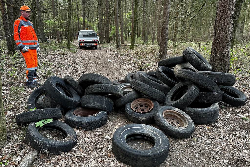 Rund 100 Altreifen mitten im Wald entsorgt: Stadt hofft auf Zeugen Ein Haufen Altreifen im Wald