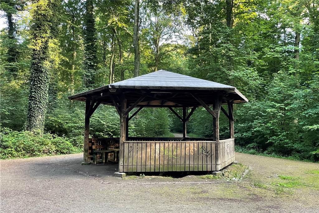 Die schönsten Wanderrouten im Nordosten: Großer Wald mitten in der Stadt Mitten im Wald steht dieser Holz-Pavillon, der sich perfekt für eine kleine Pause eignet.