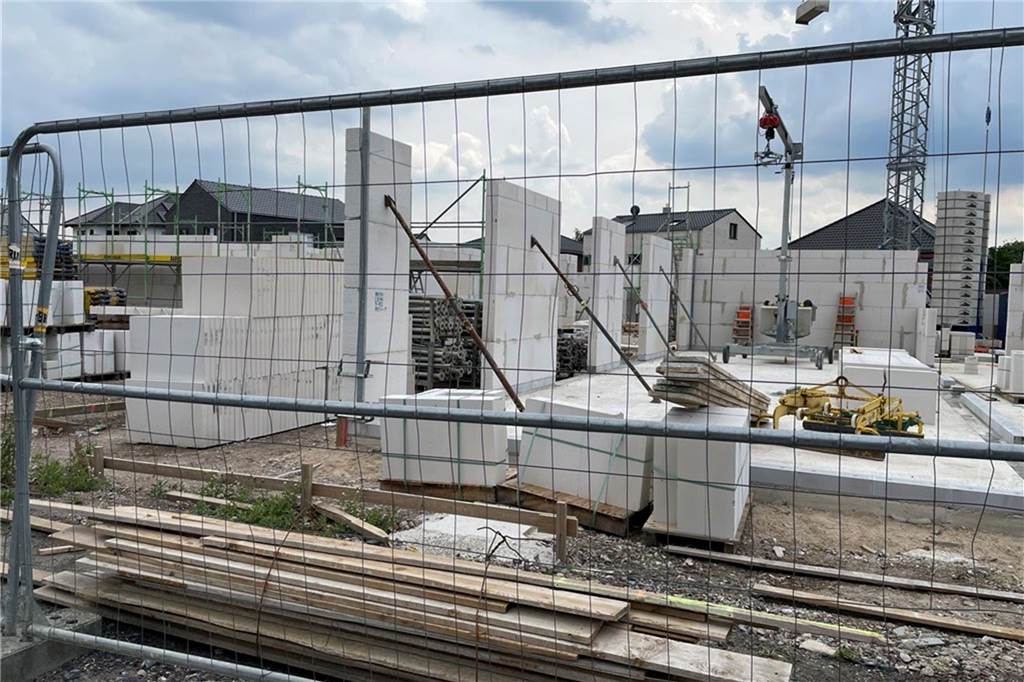 Caritas legt Grundstein für Wohnhaus: Heimat für 24 Menschen mit Behinderung Mitten im Wohngebiet entstehen zwei Wohnhäuser mit insgesamt 24 Plätzen. Direkt daneben baut die Caritas ein Gebäude für eine Tagesstrukturierende Maßnahme.