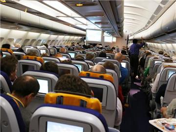 Mitten in der Ferienzeit fliegt die Lufthansa mit einer dünnen Personaldecke. Foto: Christian Charisius/Archiv