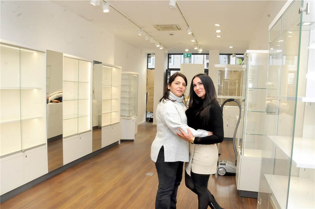 Bekanntes Geschäft kommt zurück: Lücke in Hüsingstraße schließt sich Mitten in die Fußgängerzone ziehen Bahar Mutlu (l.) und Semra Simsek (r.) mit ihrem Geschäft „Juwelier Elegance".