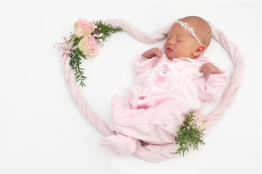 Mitten in einem rosa Herzen liegt die kleine Vera. Sie wurde am 12. Mai im St. Johannes Hospital in Dortmund geboren. Ihre glücklichen Eltern sind Stefanie und Andre.