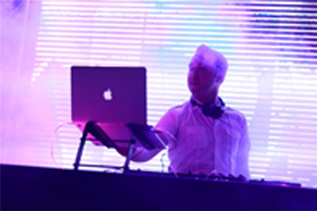 Nachwuchsbands fürs Stadtfest: Ein Musiker hat schon mit Stars gesungen Mittendrin statt nur dabei: DJ DNF alias Dirk Neuenfels heizt beim Partyboom ein.