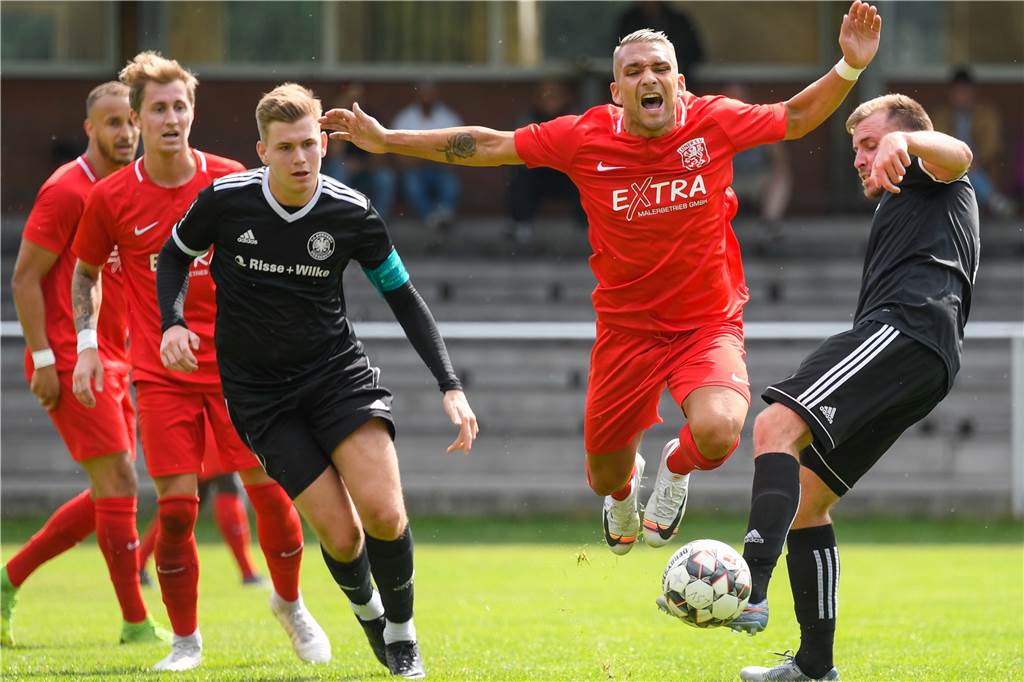 Johannes Zottl und vier Teamkollegen kehren zurück zum FC Iserlohn Mittlerweile belebt Johannes Zottl (2.v.r.) schon längst die Offensive des Lüner SV.