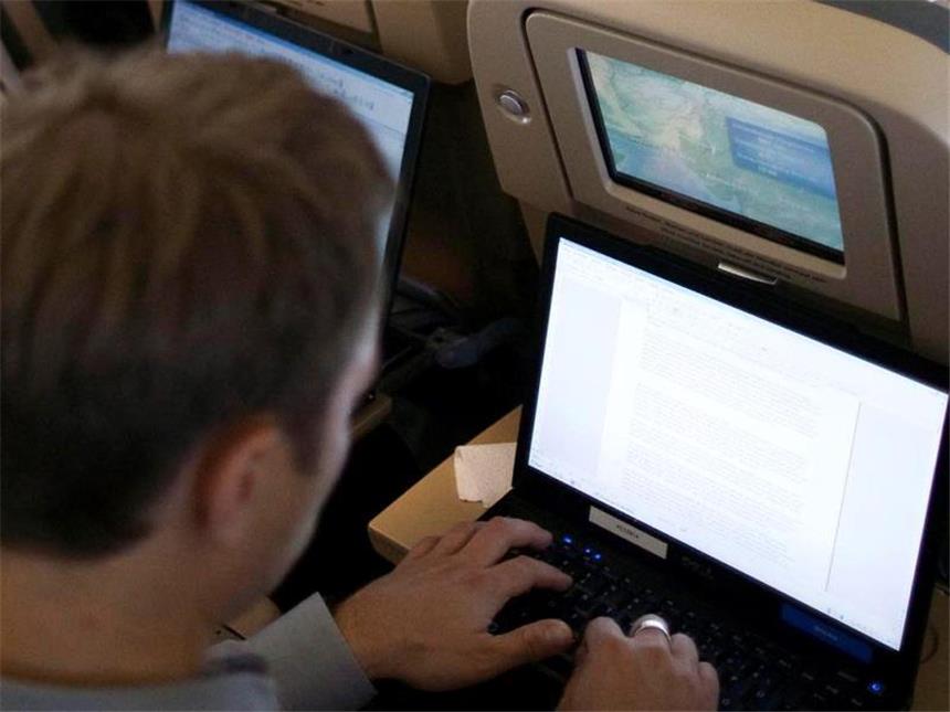 Wie funktioniert das WLAN im Flugzeug? Mittlerweile bieten viele Airlines Surfpakete an, so dass man im Flugzeug WLAN nutzen kann. Foto: Michael Kappeler/dpa
