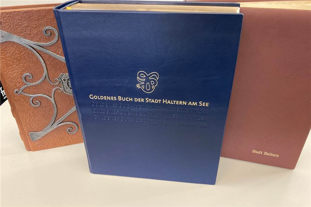 Von Merkel bis Höwedes: Das Goldene Buch der Stadt Haltern Mittlerweile gibt es drei Goldene Bücher der Stadt Haltern.