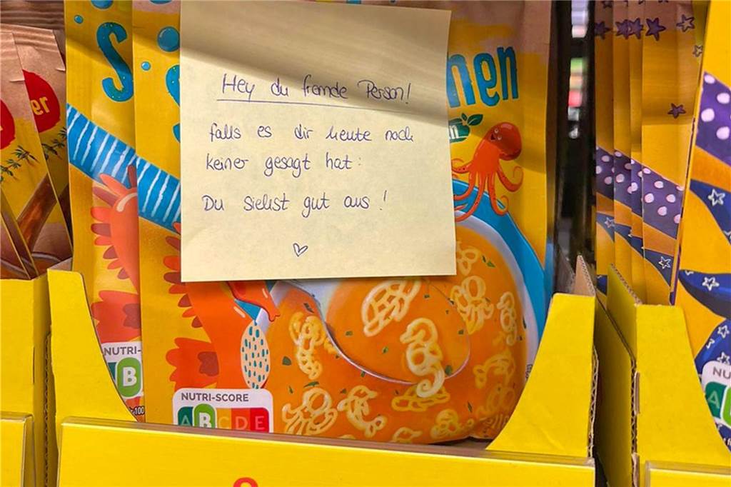 „Hey Fremde/r! Schön, dass es dich gibt!“: Sprüche im Rewe versteckt Mittlerweile haben die Mitarbeiterinnen und Mitarbeiter vom Rewe Gawdi über zehn der Klebezettel gefunden.