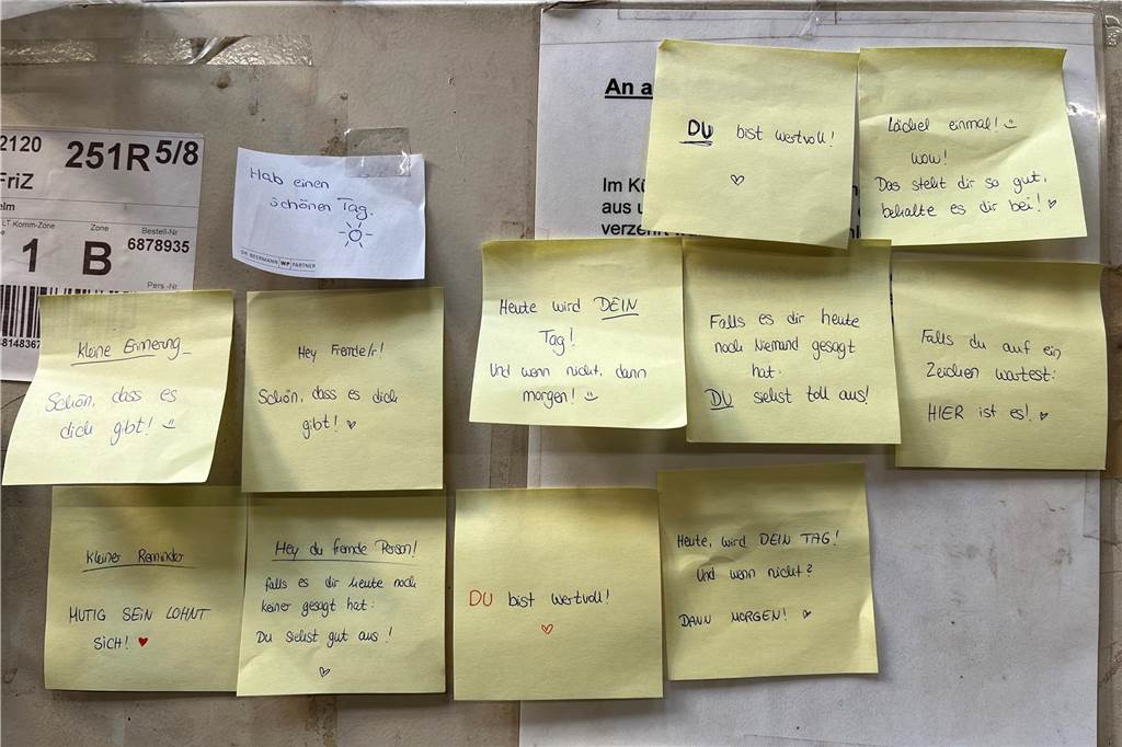 „Hey Fremde/r! Schön, dass es dich gibt!“: Sprüche im Rewe versteckt Mittlerweile haben die Rewe-Mitarbeiter über zehn Klebezettel gefunden. Alle werden fleißig gesammelt und aufgehangen.