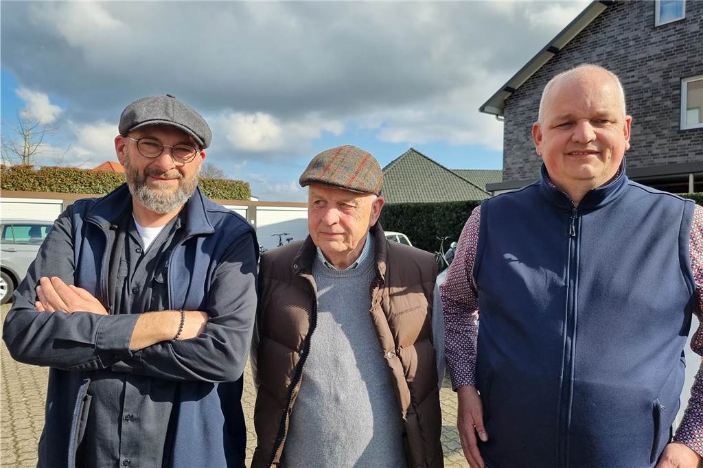 50 Jahre Fahrschule Richter: Familienunternehmen lebt den Beruf als Berufung Mittlerweile hat sich Raimund Richter (M.) zur Ruhe gesetzt. Sohn Ingo Richter (r.) führt das Familienunternehmen weiter. Fahrlehrer Jörg Schulz gehört seit 2016 zum Team.