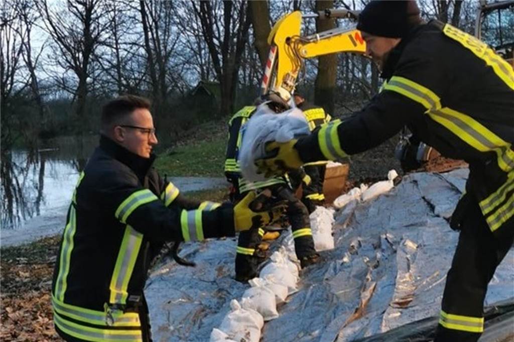 Hochwasser: Gebäude wurden evakuiert - Schaden noch nicht absehbar Deichbau: Mittlerweile liegt die Anzahl der Sandsäcke im fünfstelligen Bereich, wie Gerd Abelt mitteilte.