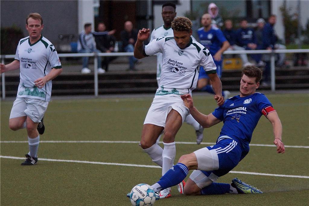 Dortmunder Klub in Schockstarre: Spieler muss Karriere beenden, zwei weitere schwer verletzt Mittlerweile Mannschaftskollegen: Alec Derichs (noch im Trikot des Holzwickeder SC), hier im Duell mit Fabien Garando, fehlt dem VfR Sölde auf unbestimmte Zeit.