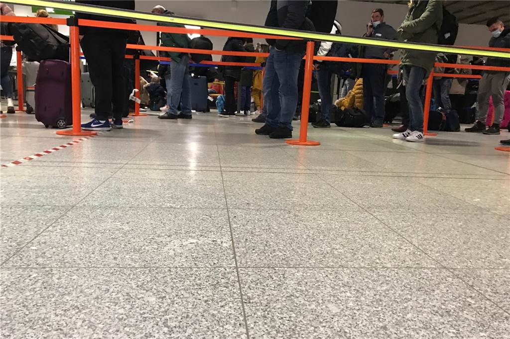 6 Flieger in 75 Minuten: Wie eng wird‘s im Corona-Testzentrum? Mittlerweile markieren rot-weiße Klebebänder die Abstände.