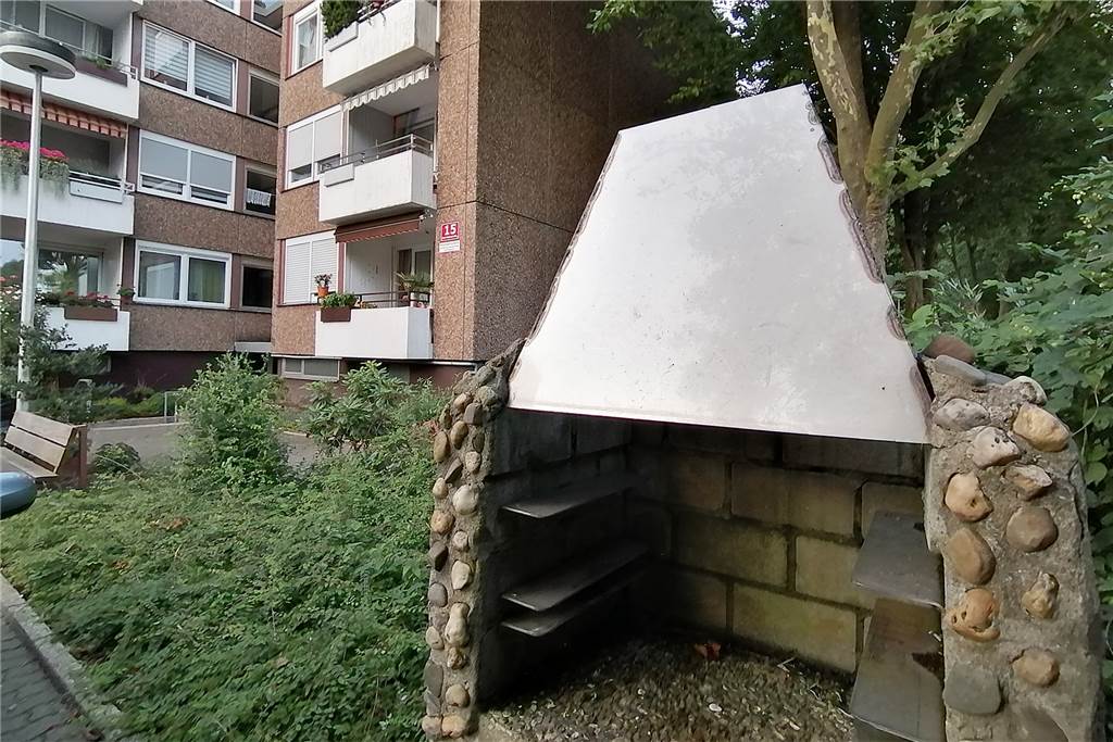 Private Wohnungseigentümer stehen Investor-Mehrheit hilflos gegenüber Mittlerweile unbenutzt steht dieser selbst gemauerte Grill am Rande des Parkplatzes. Er erinnert an die Zeiten von nachbarschaftlicher Verbundenheit in einem gepflegten Umfeld.