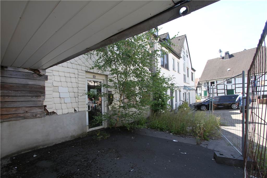 Schrott-Haus: 40.000 Euro geboten und dann nie etwas gezahlt – eine Enteignung ist kaum möglich Mittlerweile wächst eine Birke im Eingang des Gebäudes.