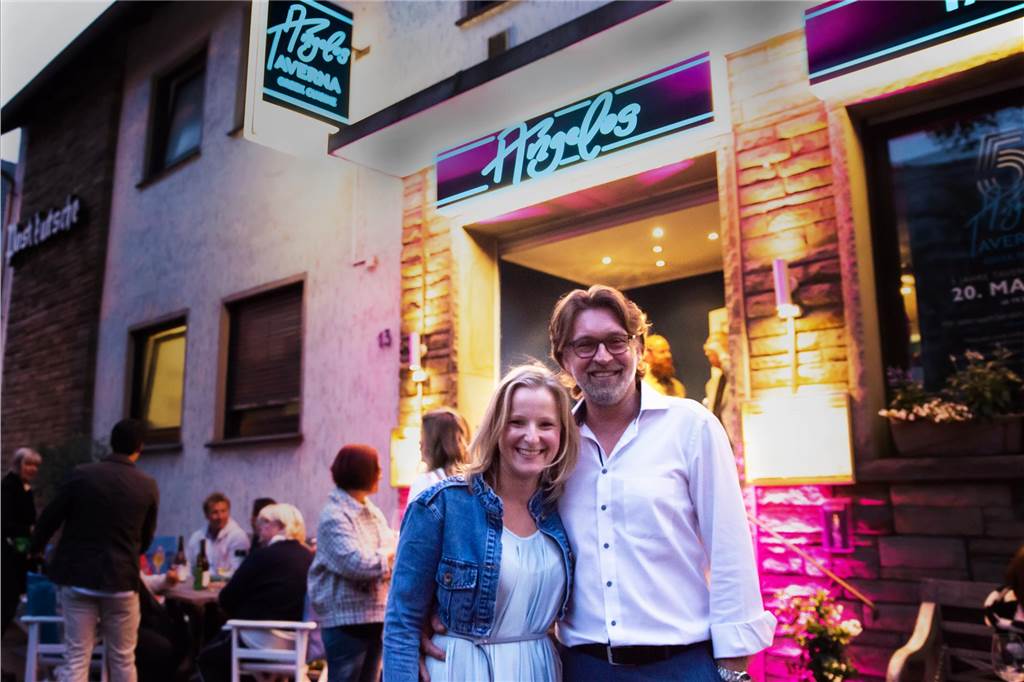 Gastronomen beklagen Kostenexplosion und Personalmangel Lisa Wünsche-Papazissis und Angelos Papazissis vor ihrer Taverna an der Gahlener Straße