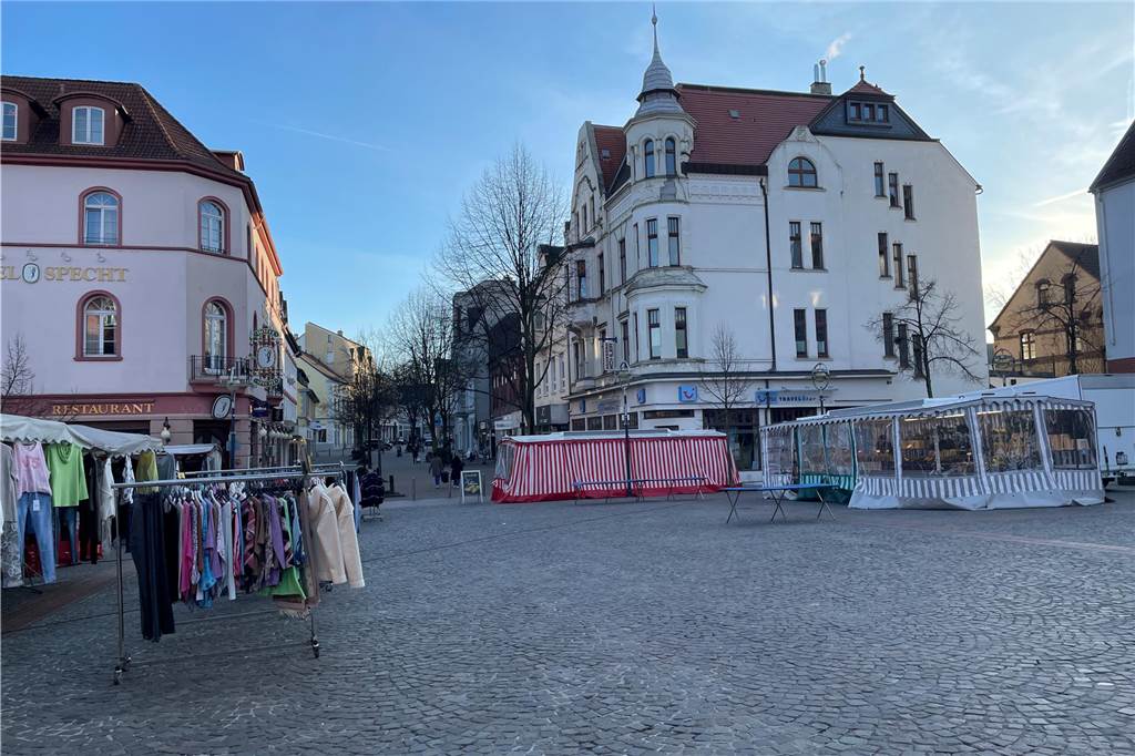 Wie Lütgendortmund Kunden anlocken könnte: Dorf-Experten im Interview Mehrere Stände stehen auf dem Wochenmarkt auf den Heinrich-Sondermann-Platz in Lütgendortmund.