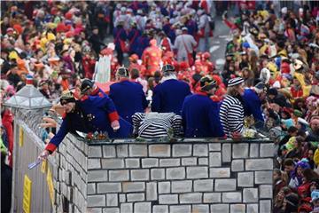 Mitunter kann es buchstäblich ins Auge gehen, wenn an Karneval Süßigkeiten von den Umzugswagen geworfen werden. Besucher von Paraden müssen nach Ansicht von Gerichten mit einem solchen Risiko rechnen. Foto: Henning Kaiser/dpa