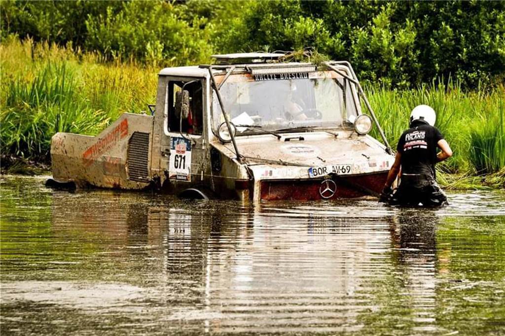 Mit dem Unimog Alfred Wemhoff und Team fahren durch Wasser und Schlamm Wemhoffs Unimog im tiefen Wasser.