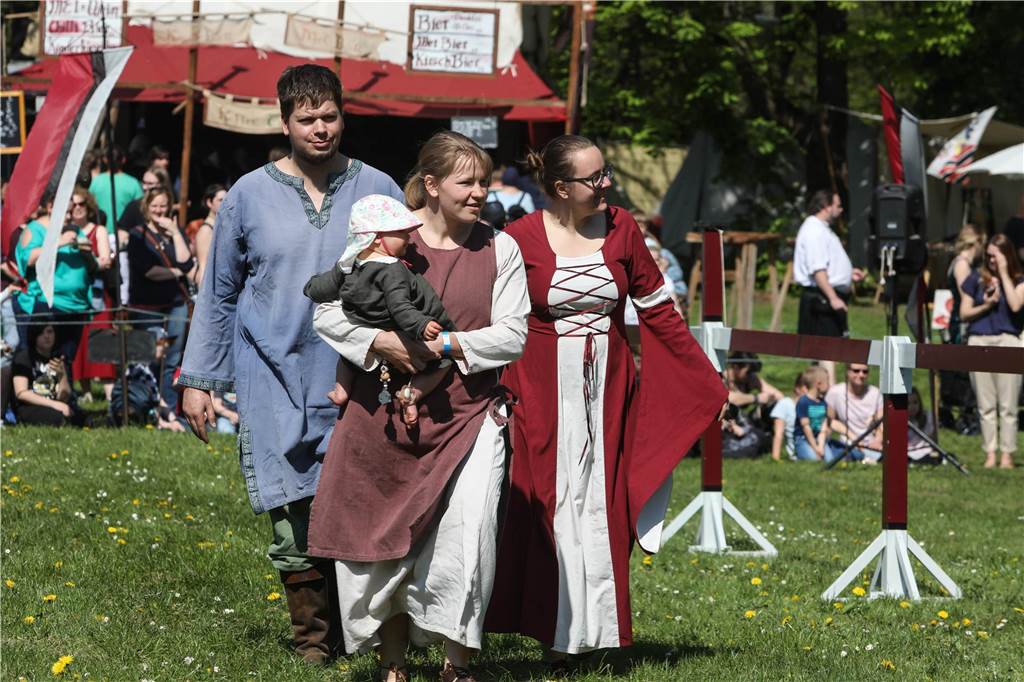 Mittelalter-Fest in Syburg mit Ritterturnieren und altem Handwerk Mitwirkende und auch Besucher tauchen beim Oster-Spektakel in mittelalterlichen Gewändern auf.