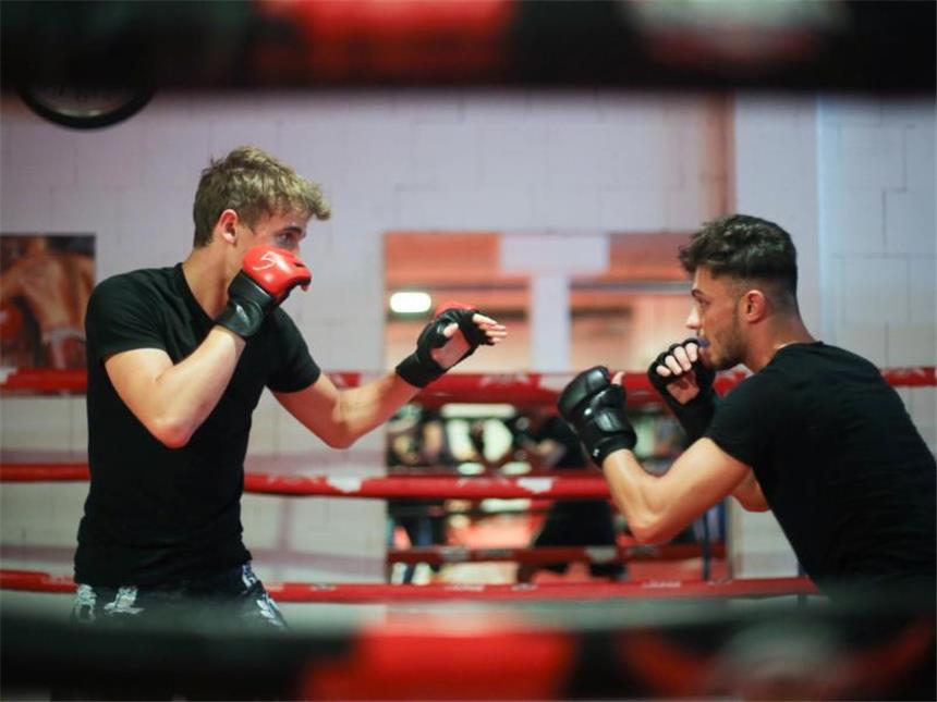 Die richtige Kampfsportart finden Mixed Martial Arts (MMA) ist den meisten aus dem Fernsehen ein Begriff und momentan wieder sehr angesagt. Die Kampfkünste sind generell technisch sehr anspruchsvoll. Foto: Ina Fassbender/dpa-tmn
