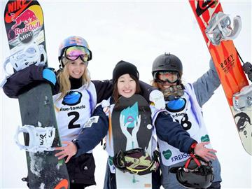 Miyabi Onitsuka (M) setzte sich gegen Anna Gasser und Klaudia Medlova durch. Foto: Barbara Gindl