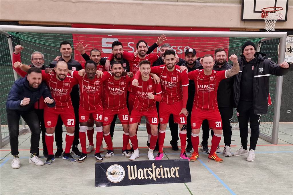 Mo Acil (hintere Reihe, 4.v.l.) steht mit Türkspor Dortmund in der Endrunde der Warsteiner Masters.