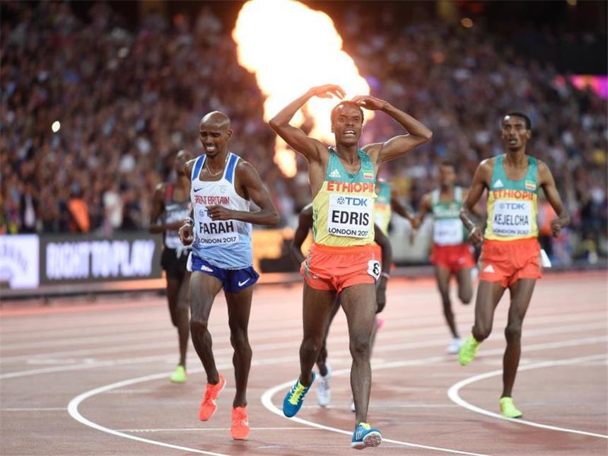 Silber über 5000 Meter: Mo Farah verpasst drittes WM-Double Mo Farah musste sich über 5000 Meter dem Äthiopier Muktar Edris geschlagen geben. Foto: Bernd Thissen
