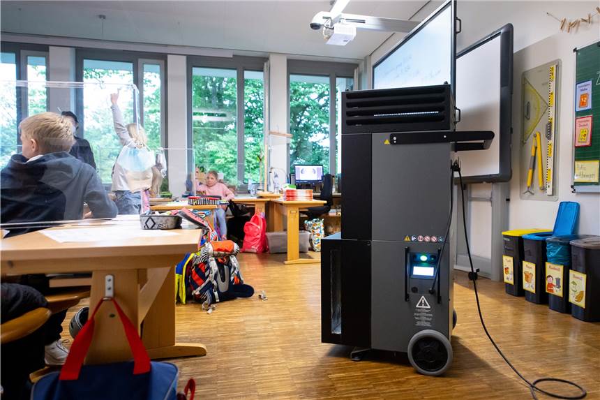 Schafft Luftfilter an, minimiert das Infektionsrisiko, so gut es geht! Mobile Luftfilteranlagen könnten zusätzlich dafür sorgen, dass sich das Infektionsrisiko in den Unterrichtsräumen verringert.