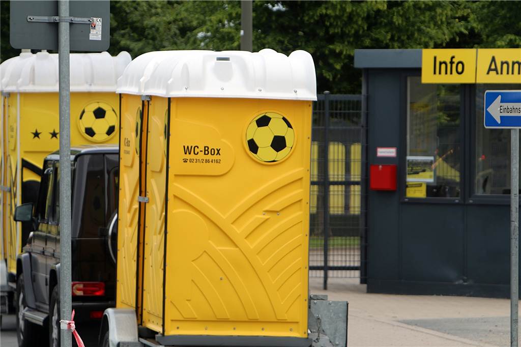 So bereitet sich der BVB auf den Showdown in Gladbach vor Mobile Toiletten in der passenden BVB-Farbe.