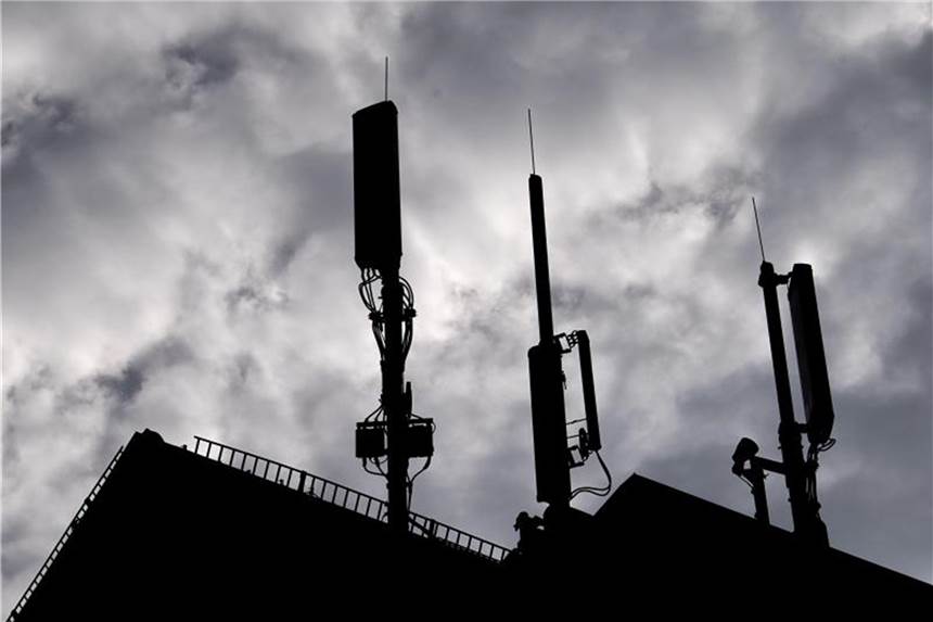 Sicherheitsbehörden nehmen Zehntausende Handys ins Visier Mobilfunkmasten stehen auf einem Gebäude. Der Verfassungsschutz verschickte im ersten Halbjahr 2018 etwas mehr als 103.000 „stille SMS“. Foto: Sebastian Gollnow