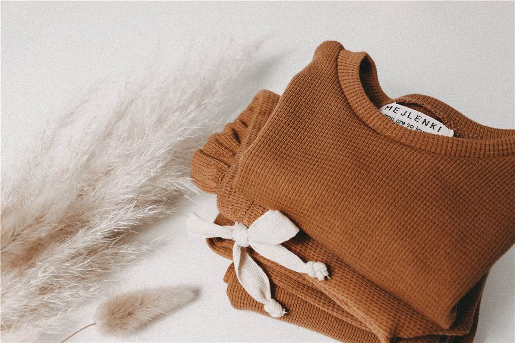 Schlicht, öko, mega-hip: Babymode aus Ickern ist weltweit nachgefragt Mode von Helene Pani aus Ickern: Sie näht unter dem Label "Hejlenki" schlichte Kinderkleidung, die zurzeit sehr gefragt ist.;