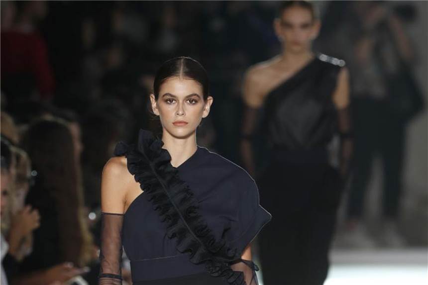 Moderne Amazonen auf der Mailänder Modewoche Model Kaia Gerber, Tochter von Cindy Crawford und Rande Gerber, trägt eine Kreation aus der Max Mara Damenkollektion Frühjahr/Sommer 2019. Foto: Antonio Calanni/AP