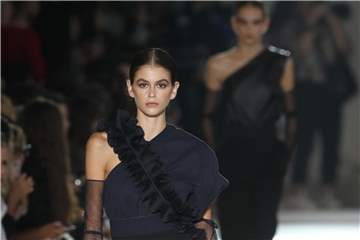 Model Kaia Gerber, Tochter von Cindy Crawford und Rande Gerber, trägt eine Kreation aus der Max Mara Damenkollektion Frühjahr/Sommer 2019. Foto: Antonio Calanni/AP
