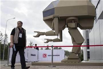 Modell eines Roboters auf einer Militär-Show im russischen Alabino. Foto: Pavel Golovkin/AP