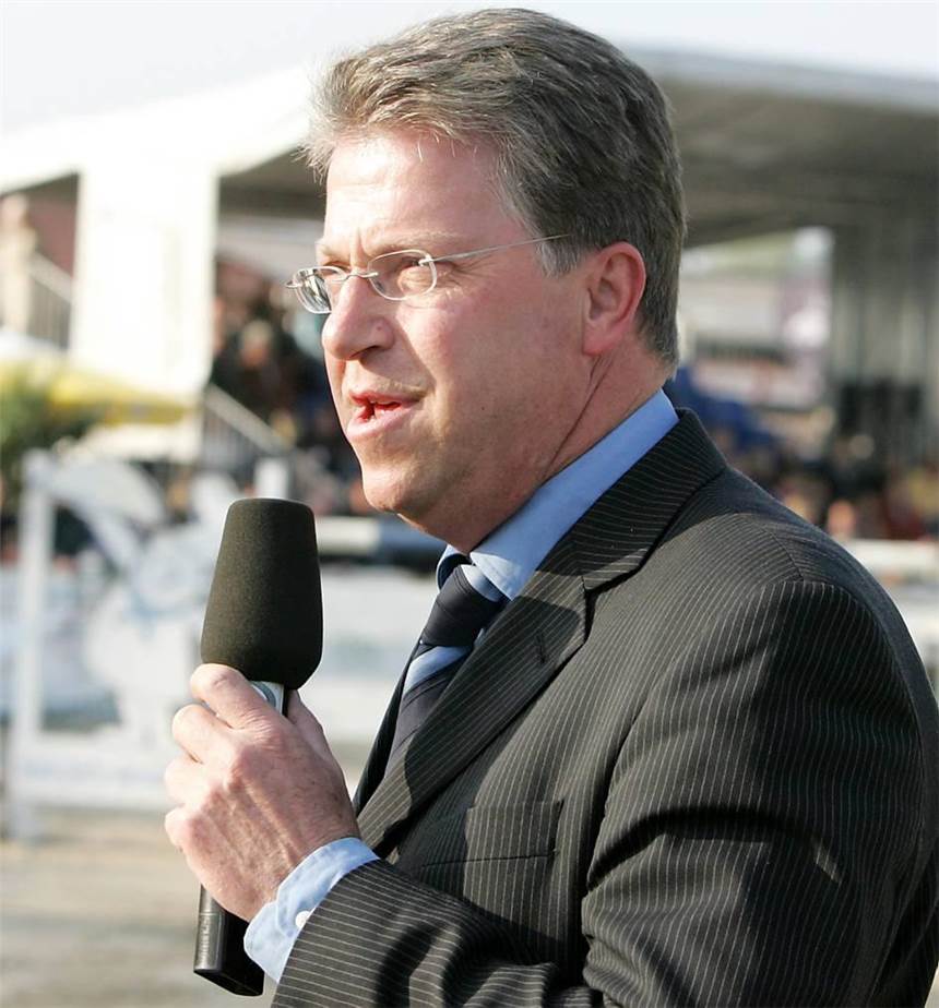"Unsportlich" - Reiter kritisieren ARD-Reporter Sostmeier Moderator Carsten Sostmeier ist nicht nur die Reitsport-Stimme der ARD, sondern auch die Stimme des Reitturniers in Lenklar (hier im Jahr 2009).