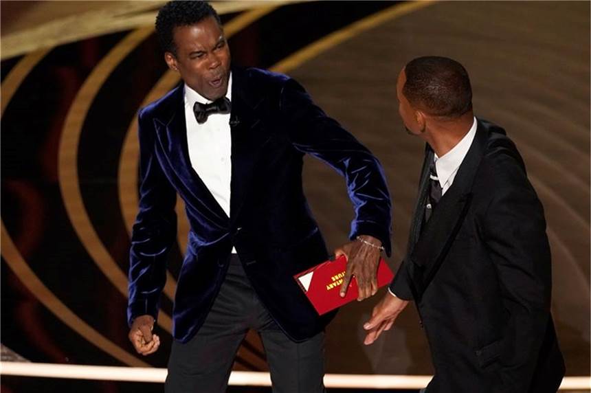 Oscars 2022: Ohrfeigen-Eklat um Will Smith – „Coda“ als bester Film ausgezeichnet Moderator Chris Rock bekommt von Will Smith eine Ohrfeige versetzt.