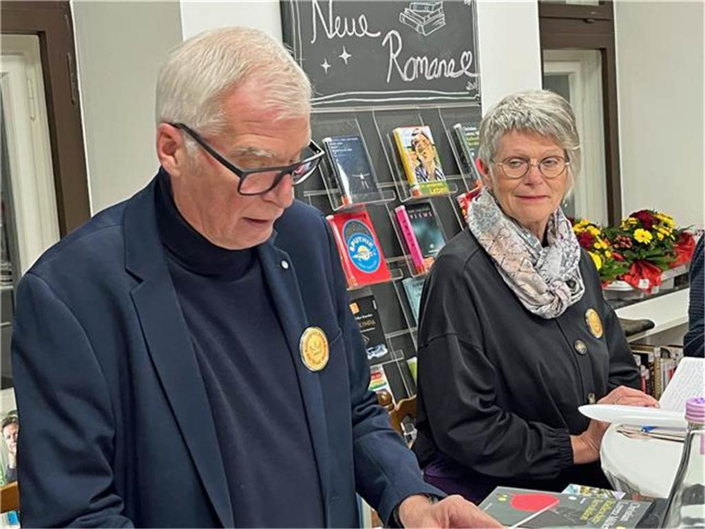Kritik an Buch von Schauspielerin Caroline Peters, Kunden lieben es Moderator Dieter Vatheuer und Kabarettistin und Kritikerin Liane Jäger. Sie gab als Einzige für den Roman "Ein anderes Leben" von Caroline Peters eine Empfehlung ab.