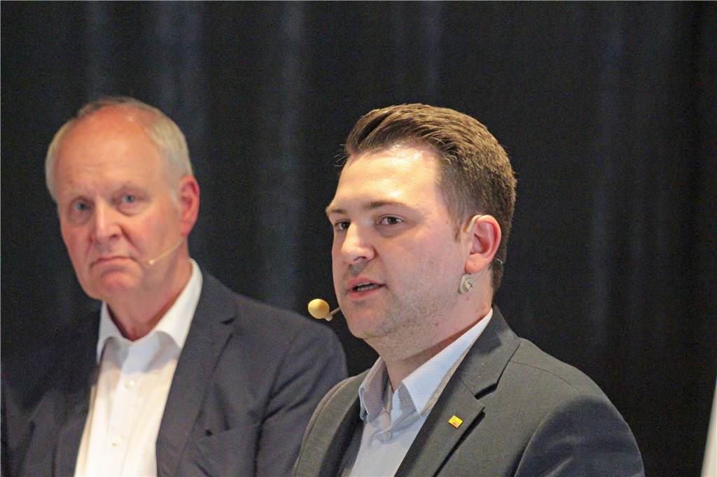 Moderator Dirk Oehler (l.) verfolgt die Aussagen von Pascal Rohrbach (FDP).