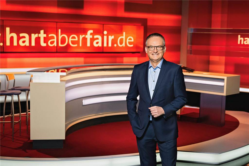 ARD-Polit-Talkmagazin lädt Dortmunder Gastronomen ein: Er hat Forderungen Moderator Frank Plasberg im Studio zur Sendung "Hart aber Fair".