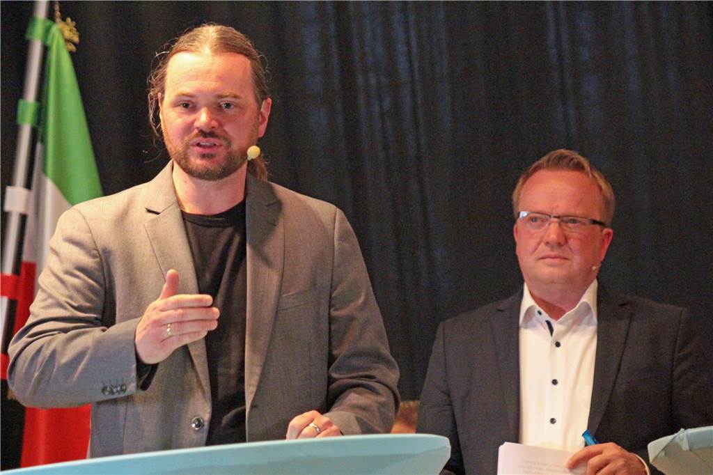 Moderator Jörg Weber verfolgt den Redebeitrag von Dr. Gerrit Heil von den Grünen.