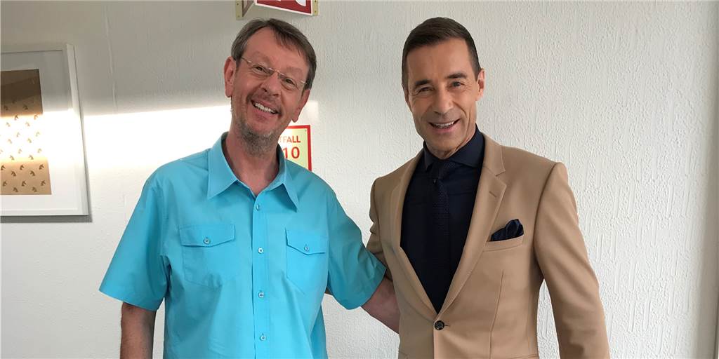 Diskallico im Fernsehen: Sendetermin für „Kaum zu glauben“ steht fest Moderator Kai Pflaume stellte sich gerne für ein Foto mit Karl Jehle vor die Kamera. Jetzt steht der Sendetermin für die „Kaum zu glauben“-Folge mit Diskallico fest,